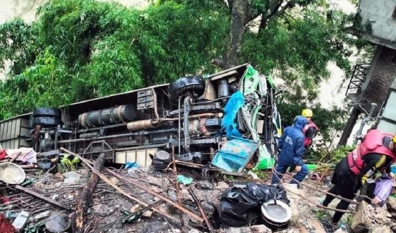 दासढुंगामा बस खस्दा १९ यात्रु घाइते